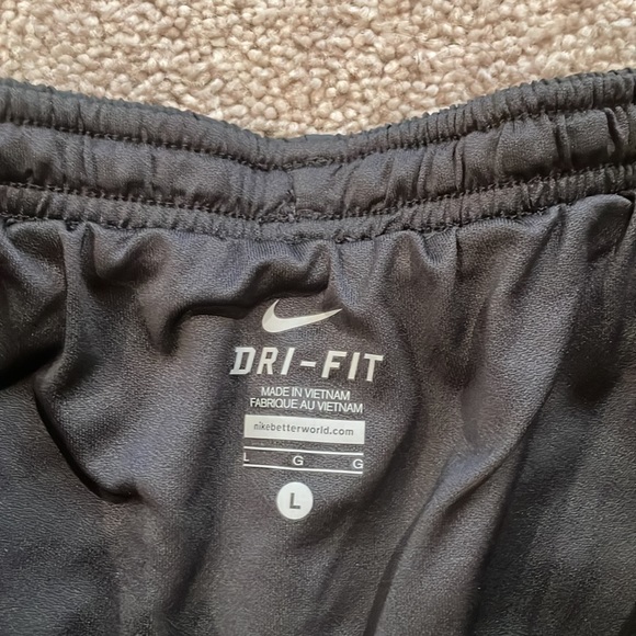 Nike Men's Dri Fit Shorts - Picture 3 of 4